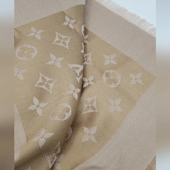 Louis Vuitton Classic Monogram Shawl Beige - Picture 6 of 7